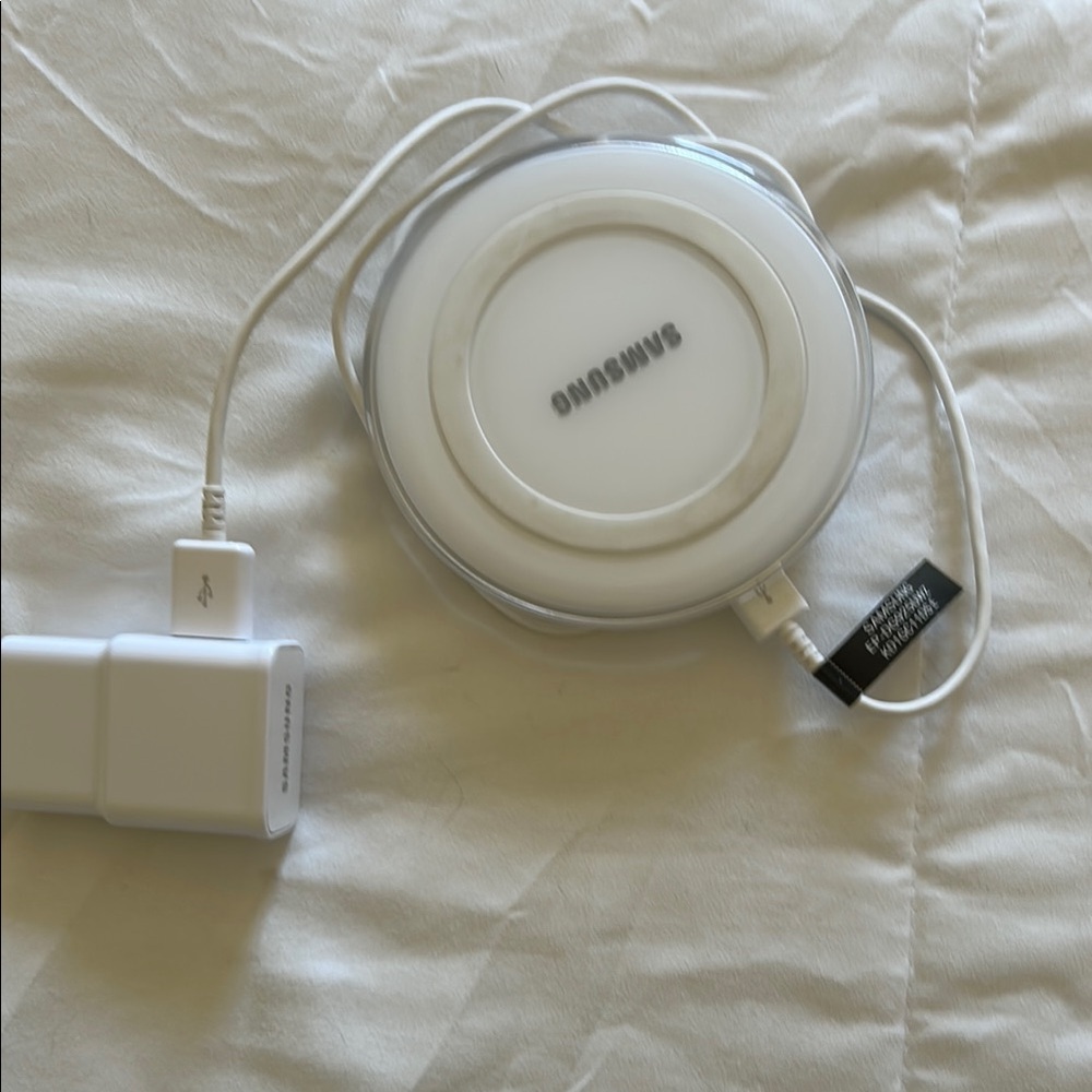 Samsung White Wireless Charging Pad